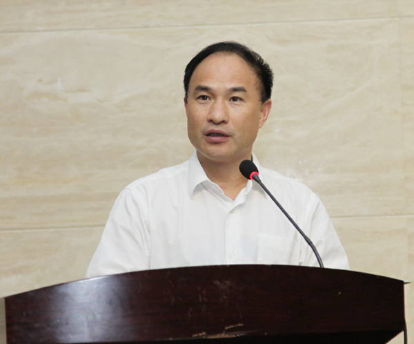 校党委副书记,副校长曹雨平宣读表彰文件