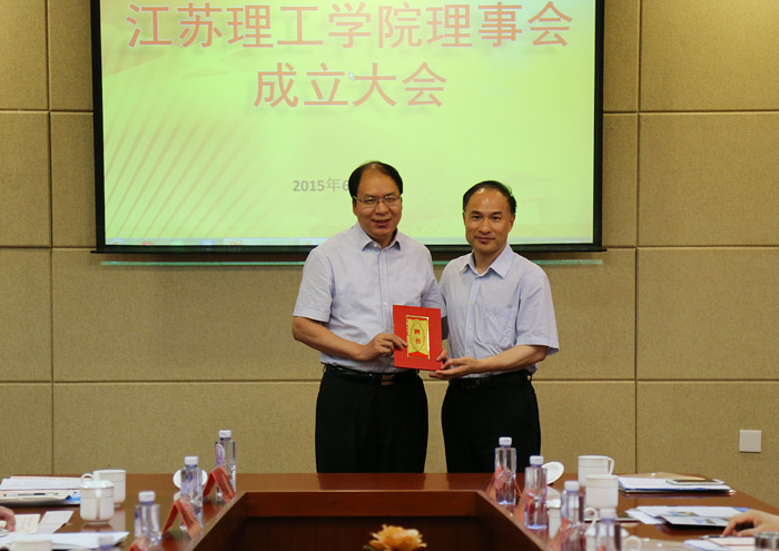 校长曹雨平为常州市人民政府副市长王成斌颁发理事会理事长聘书