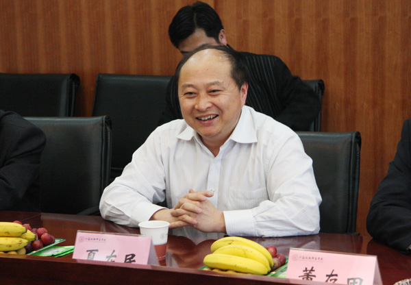 2009级学生军训任务的中国人民解放军63680部队首长吴锦高大校一行
